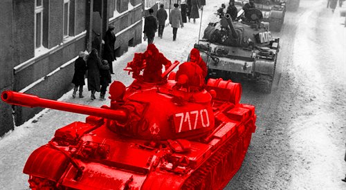 Grafika według fotografii przedstawiającej czołgi na ulicach podczas stanu wojennego w Polsce