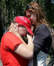 Córka Andrzeja Poczobuta, Jana, która ma urodziny w dzień procesu, i żona Oksana płaczą przed budynkiem sądu