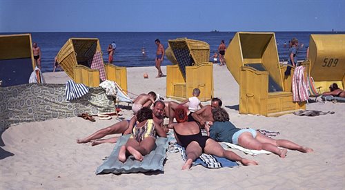 Wypoczynek na plaży w Świnoujściu latem 1968 roku