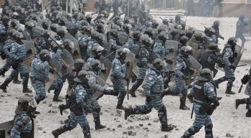 Milicja podczas starć z demonstrantami w Kijowie przy ulicy Hruszewskiej