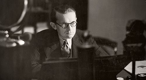 Tadeusz Bocheński siedzi przed mikrofonem w studiu Polskiego Radia. Zdjęcie zostało zrobione w 1937 roku