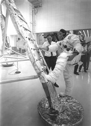 Neil Armstrong ćwiczy przed zejściem na powierzchnię Srebrnego Globu
