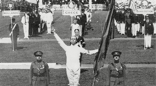Belgijski szermierz Victor Boin jako pierwszy sportowiec w historii składa przysięgę olimpijską. Igrzyska Olimpijskie z 1920 roku w Antwerpii