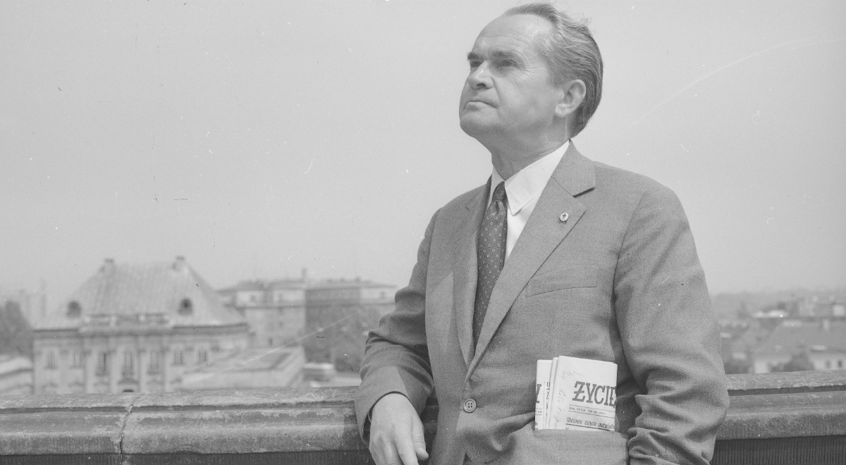 Józef Małgorzewski na tle odbudowywanego Zamku Królewskiego, 1971