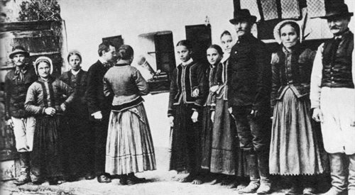 Bla Bartók nagrywa śpiewy chłopów w 1908 roku