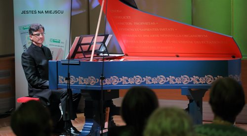 Sławomir Zubrzycki zbudował własną wersję violi organista i koncertuje z nią w całej Europie