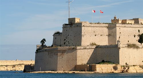 Fort św. Anioła z wywieszonymi flagami: maltańską i joannicką