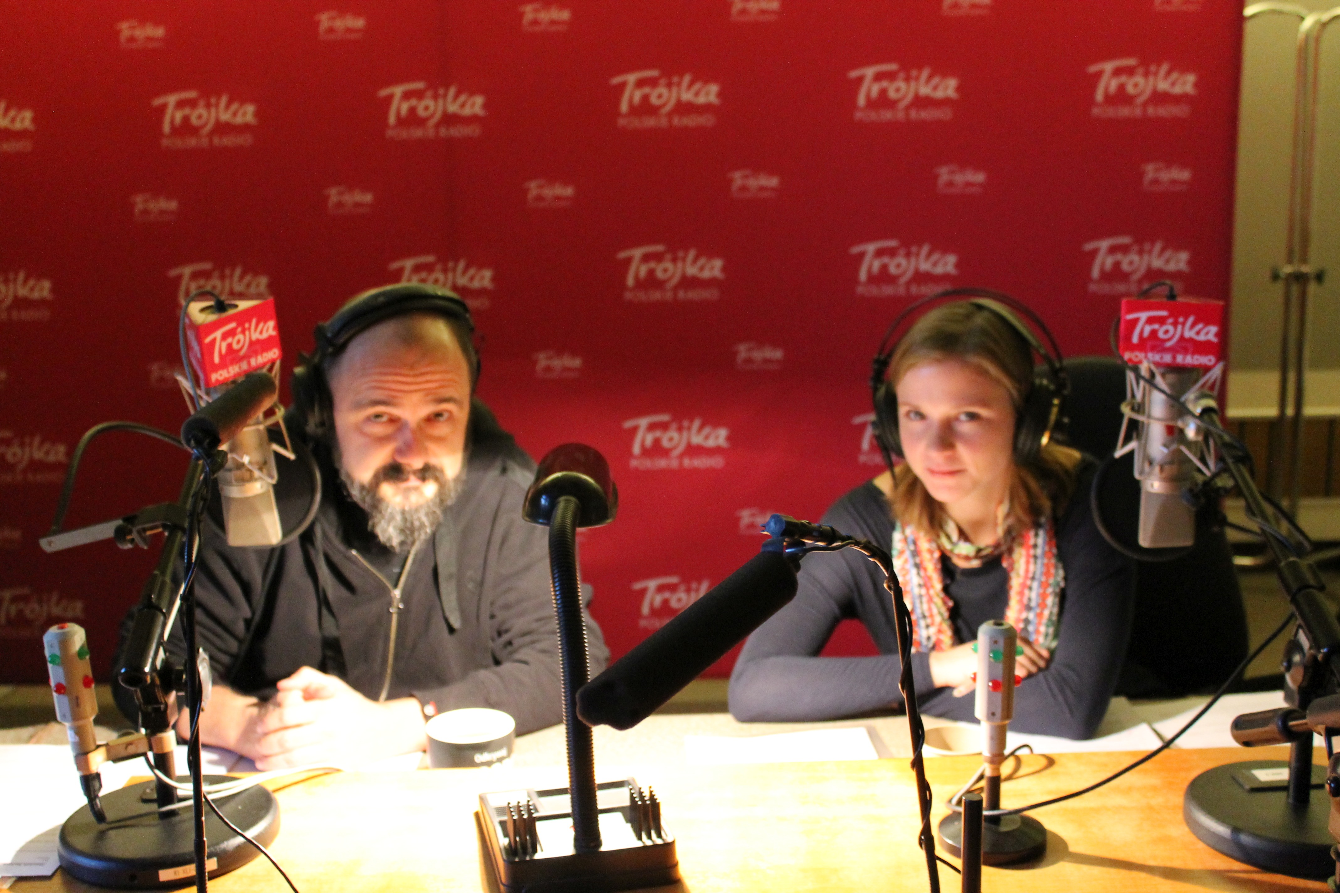 Arkadiusz Jakubik i Eliza Rycembel w studiu radiowej Trójki