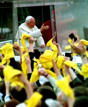 Papież Jan Paweł II spotkał się z młodzieżą na placu Mickiewicza. Poznań, 3 czerwca 1997 r.

