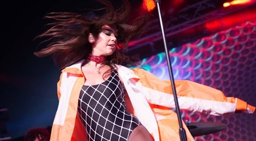 Dua Lipa na festiwalu Glastonbury w 2016 roku
