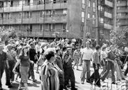 Demonstranci idą ul. 1 Maja. Radom, 25 czerwca 1976 