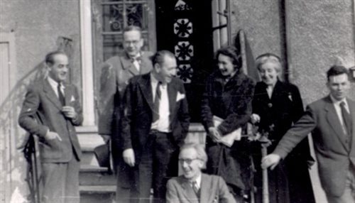 Przed pierwszą podparyską siedzibą Kultury, 1, Av. Corneille w Maisons-Laffitte. Od lewej: Jerzy Giedroyc, James Burnham, Zygmunt Hertz, Zofia Hertz, Maria Czapska, Czesław Miłosz, siedzi Józef Czapski.