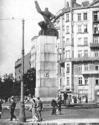 Kotwica namalowana na Pomniku Lotnika w Warszawie - przykład małego sabotażu. Wikimedia Commons/dp