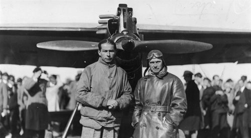 Pilot Franciszek Żwirko (z prawej) i konstruktor lotniczy Stanisław Wigura przed samolotem RWD-4 podczas III Krajowego Konkursu Awionetek zorganizowanego przez Zarząd Główny Ligi Obrony Powietrznej i Przeciwgazowej w 1930 roku.
