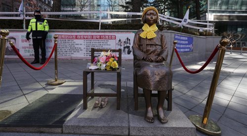 Pomnik symbolizujący wojenne zbrodnie na koreańskich kobietach przed ambasadą Japonii w Seulu (Korea Południowa)
