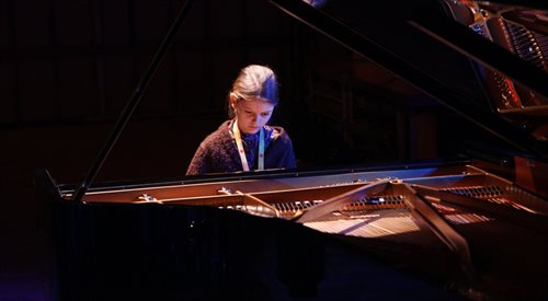 Jedna z uczestniczek IV Międzynarodowego Konkursu Pianistycznego im. Bli Bartóka dla Dzieci i Młodzieży