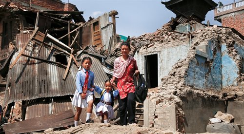 Matka odprowadza swoje dzieci do szkoły w Katmandu. Pomimo katastrofy humanitarnej Nepalczycy próbują wracać do normalnego życia