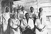 Grupa kucharek w pierwszej wybudowanej stołówce, wśród nich pani Walczewska. Ałdan, 1941