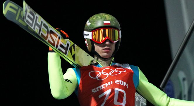 Kamil Stoch podczas treningu skoków narciarskich przed sobotnim konkursem na dużej skoczni w Soczi