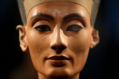 Popiersie Nefertiti, królowej Egiptu, wystawione w Neues Museum w Berlinie z okazji 100 rocznicy jego odkrycia.