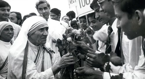 Matka Teresa witana na lotnisku w New Delhi po otrzymaniu Nagrody Nobla, 9 listopada 1979
