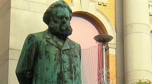Pomnik Henryka Ibsena przed budynkiem Narodowego Teatru w Oslo