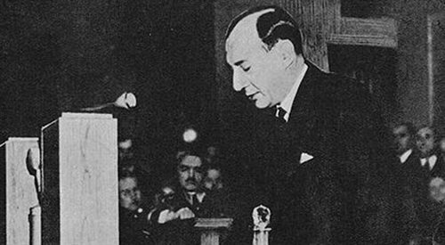 Józef Beck wygłaszający przemówienie w Sejmie 5 maja 1939.
