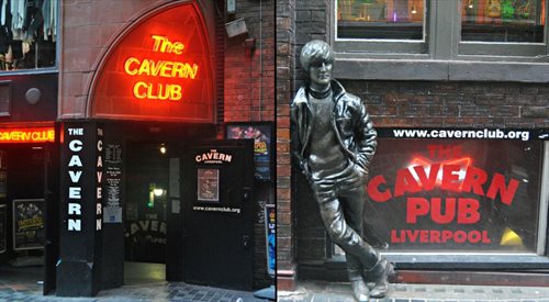 Wejście do klubu Cavern i stojący przy nim pomnik Johna Lennona