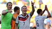 Piłkarze reprezentacji Niemiec cieszą się ze zwycięstwa nad Francuzami