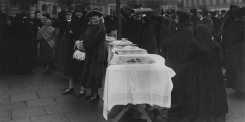 Sprzedaż gromnic w dzień Matki Boskiej Gromnicznej w Warszawie w 1926 roku.