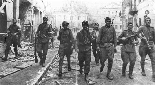 Żołnierze AK na ulicach Wilna w lipcu 1944