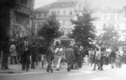 Esbeckie zdjęcie operacyjne. Ludzie gromadzą się na marsz żałobny podczas Czarnych Juwenaliów. Kraków, 15 maja 1977