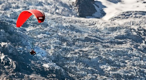 Lot paralotnią nad Alpami to niezapomniane przeżycie
