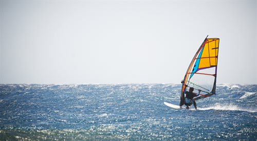 Windsurfing - od lat jeden z najszybszych sportów wodnych (zdjęcie ilustracyjne)
