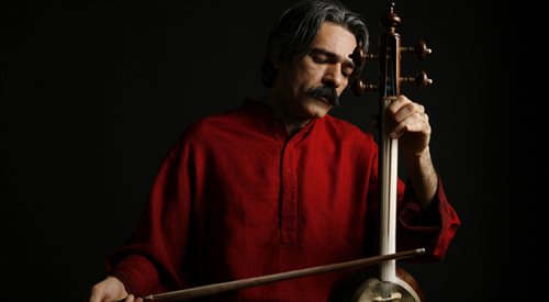 Kayhan Kalhor to światowej sławy artysta i prawdziwy wirtuoz gry na kemancze  tradycyjnym, perskim instrumencie strunowym. Trzykrotnie nominowany do nagrody Grammy. Uznawany jest za najwybitniejszego, żyjącego ambasadora irańskiej sceny muzycznej