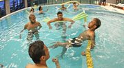 Reprezentacja Brazylii podczas relaksu na basenie 