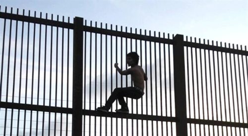 Dziecko imigrantów próbuje przekroczyć granicę w Brownsville W Teksasie