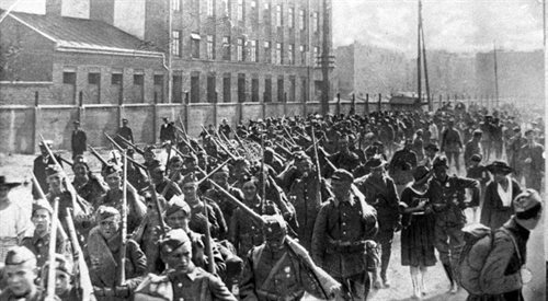 Wojna polsko-bolszewicka 1920. Warszawa, kolumna młodzieży w drodze na front.