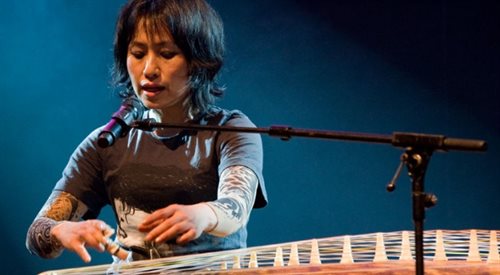 Michiyo Yagi studiowała grę na tradycyjnej japońskiej harfie koto u mistrzów tego instrumentu.