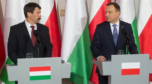 Prezydent Węgier Janos Ader (L) oraz prezydent RP Andrzej Duda (P) podczas wspólnej konferencji prasowej po spotkaniu w Piotrkowie Trybunalskim. Węgierska para prezydencka przybyła do Polski z dwudniową wizytą w ramach obchodów Dnia Przyjaźni Polsko-Węgierskiej