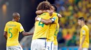 David Luiz cieszy się ze zdobycia bramki podczas meczu Brazylia - Kolumbia