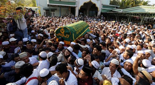 Trumna z ciałem U Ko Ni niesiona przez ludzi podczas muzułmańskiego pogrzebu