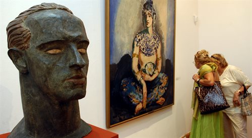 Rzeźba Xawerego Dunikowskiego Portret Antoinea Cierplikowskiego prezentowana podczas wystawy Fryzjer w trumnie