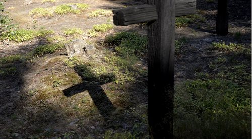 Krzyż na polskim cmentarzu w Ostrówkach na Ukrainie