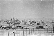 Krajobraz okolic Workuty, na pierwszym planie ogrodzenie z drutu, 1955-1957