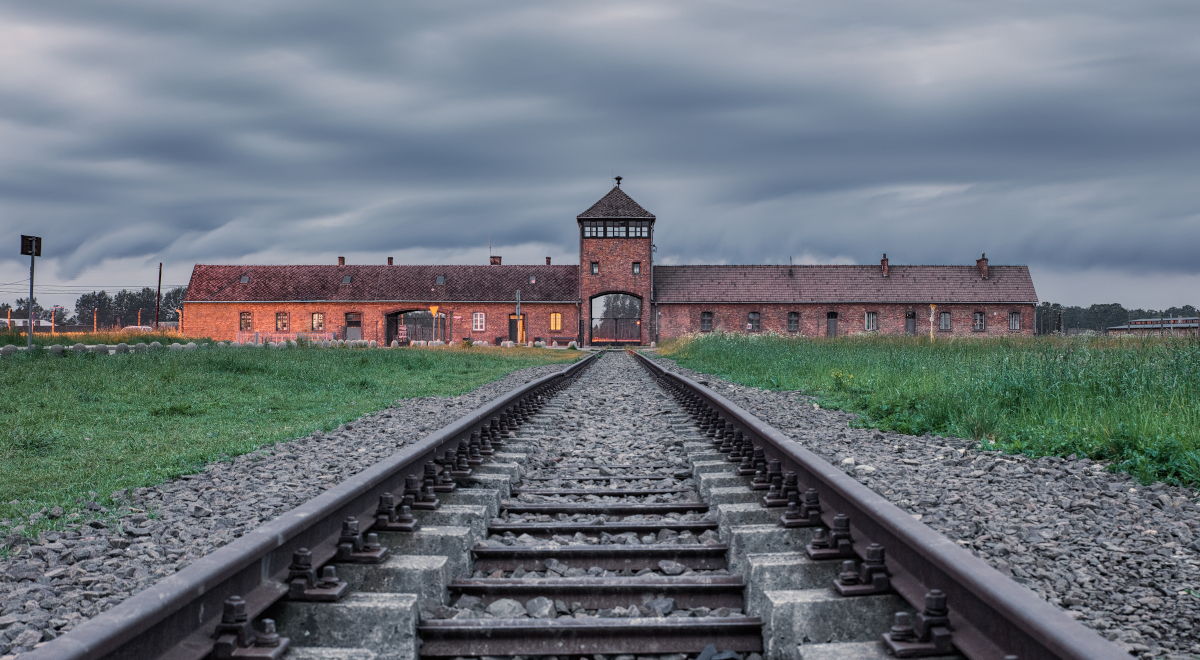 Auschwitz 1200.jpg