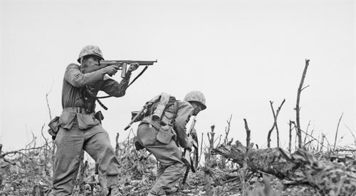 Dwóch marines z 1. Dywizji w trakcie bitwy o Okinawę, maj 1945