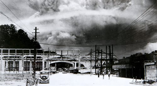 Dym po zrzuceniu bomby atomowej na Nagasaki.  PAPEPANAGASAKI ATOMIC BOMB MUSEUM