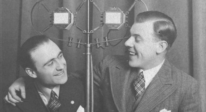 Henryk Vogelfnger (Tońko) i Kazimierz Wajda (Szczepko) przed mikrofonem radiowym podczas audycji (1937)