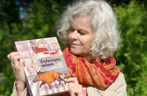 Dorota Suwalska ze swoją książką pt. Zwierzęta miast, czyli 22 portrety naszych nieudomowionych sąsiadów